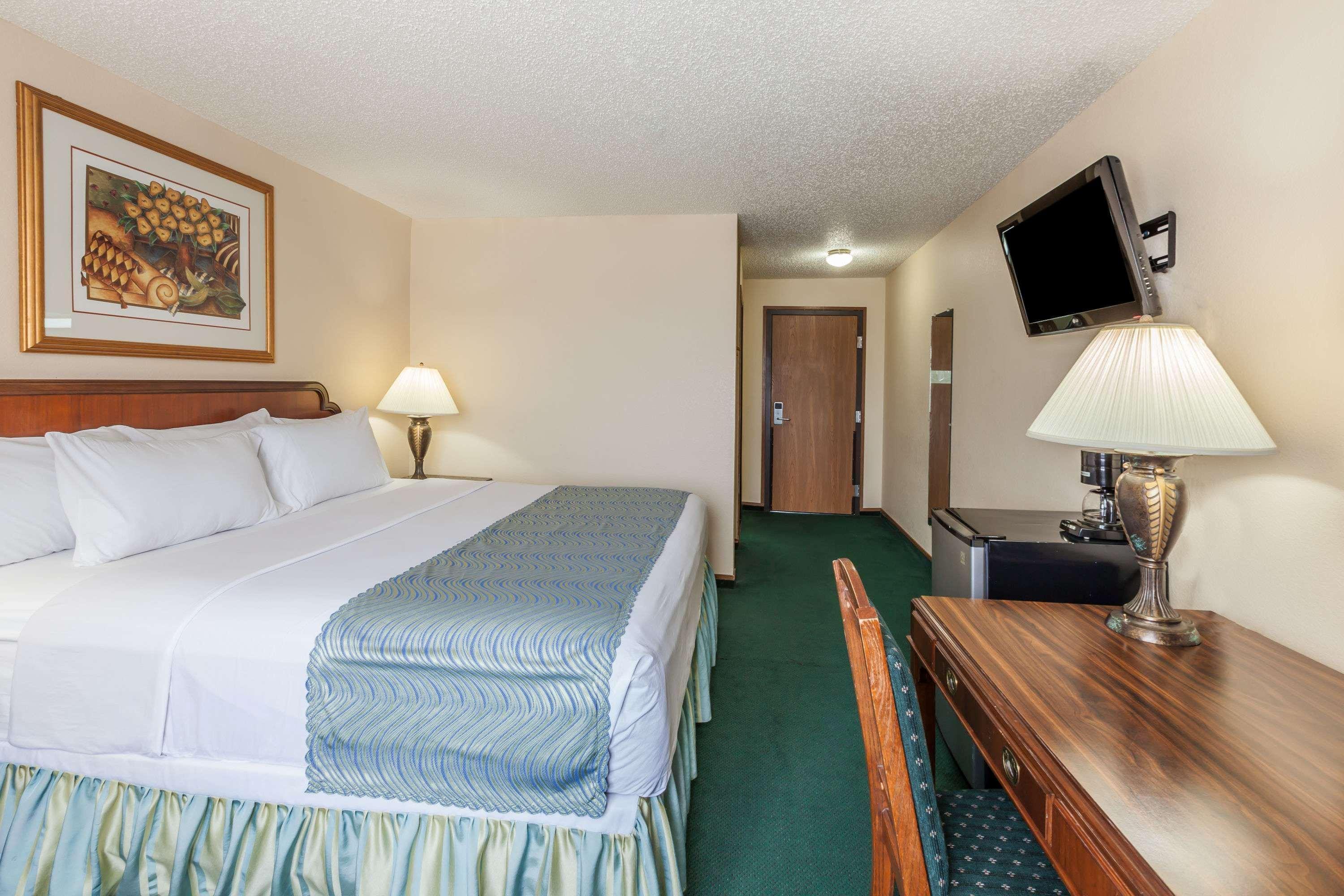 Hotel Super 8 By Wyndham Irving Dfw Airport/South Esterno foto