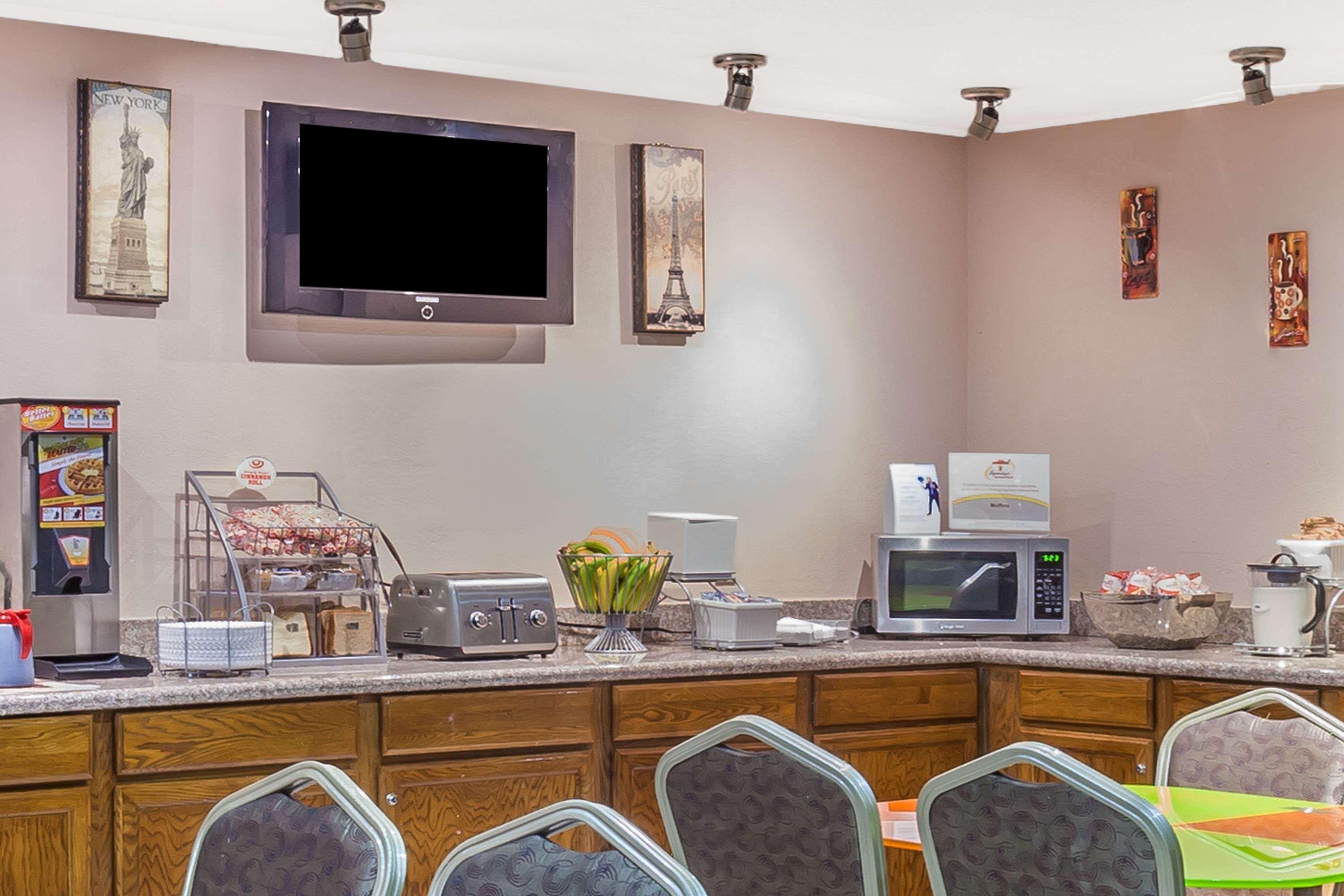 Hotel Super 8 By Wyndham Irving Dfw Airport/South Esterno foto