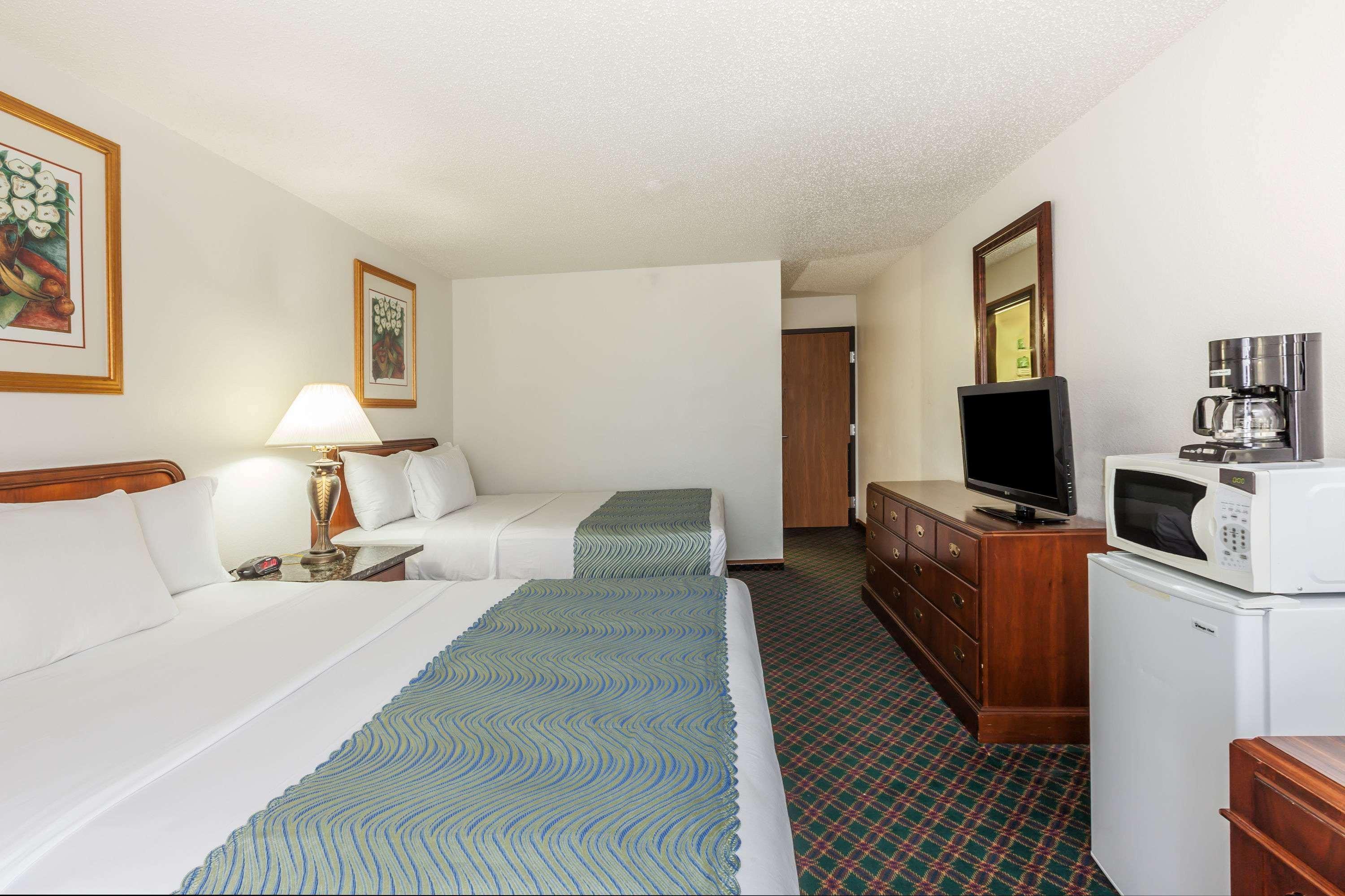 Hotel Super 8 By Wyndham Irving Dfw Airport/South Esterno foto