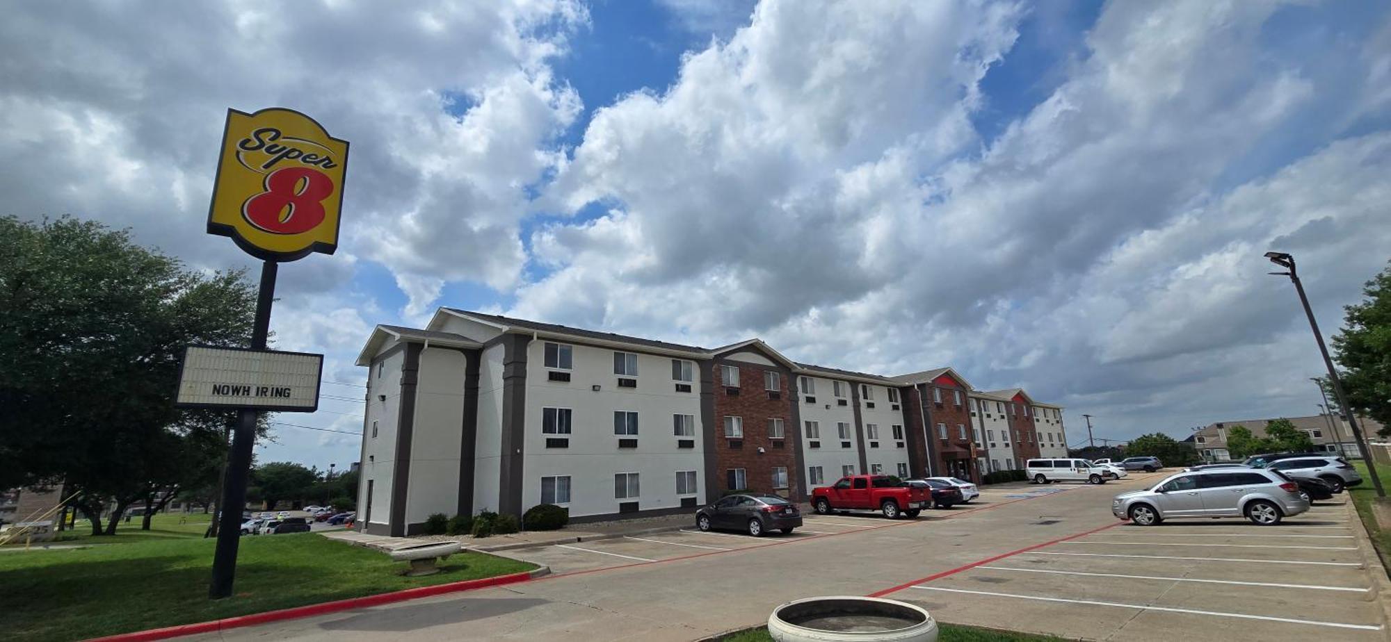 Hotel Super 8 By Wyndham Irving Dfw Airport/South Esterno foto