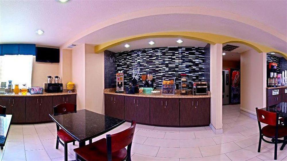 Hotel Super 8 By Wyndham Irving Dfw Airport/South Esterno foto